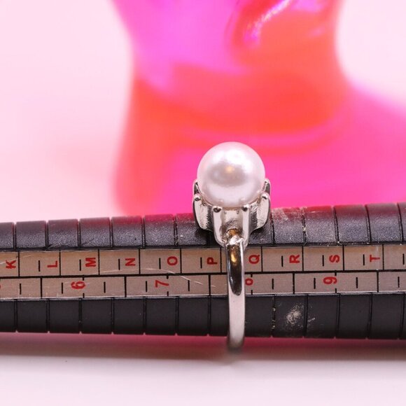 Size 8 Silver tone ring with Oversized Faux Pearl - Picture 1 of 5